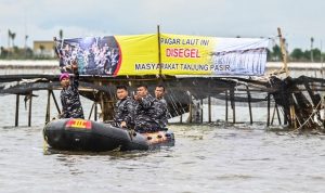 kawasan laut yang dibentengi pagar bambu di Kabupaten Tangerang