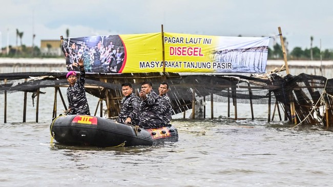 kawasan laut yang dibentengi pagar bambu di Kabupaten Tangerang