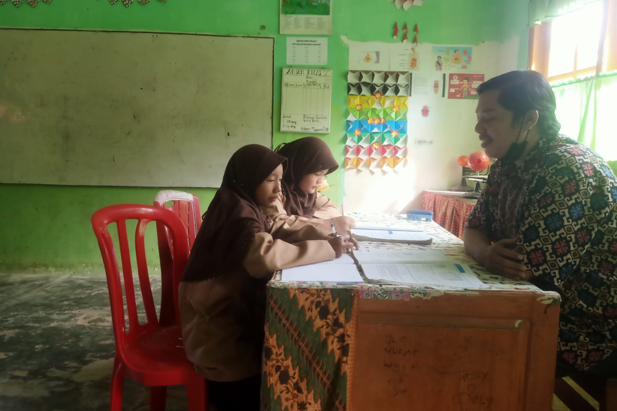 Ilustrasi pengorbanan Guru Nofri dalam mengikuti pelatihan Pendidikan