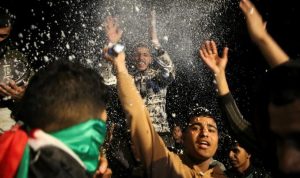 Warga Palestina merayakan pengumuman gencatan senjata