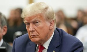 potret wajah kesal donald trump di sidang kasus penipuan