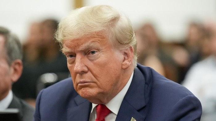 potret wajah kesal donald trump di sidang kasus penipuan