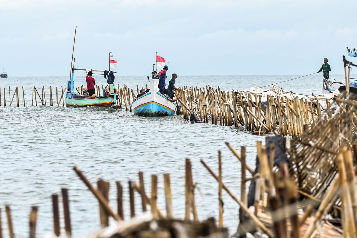 Sejumlah nelayan membongkar pagar laut yang terpasang di kawasan pesisir Tanjung Pasir