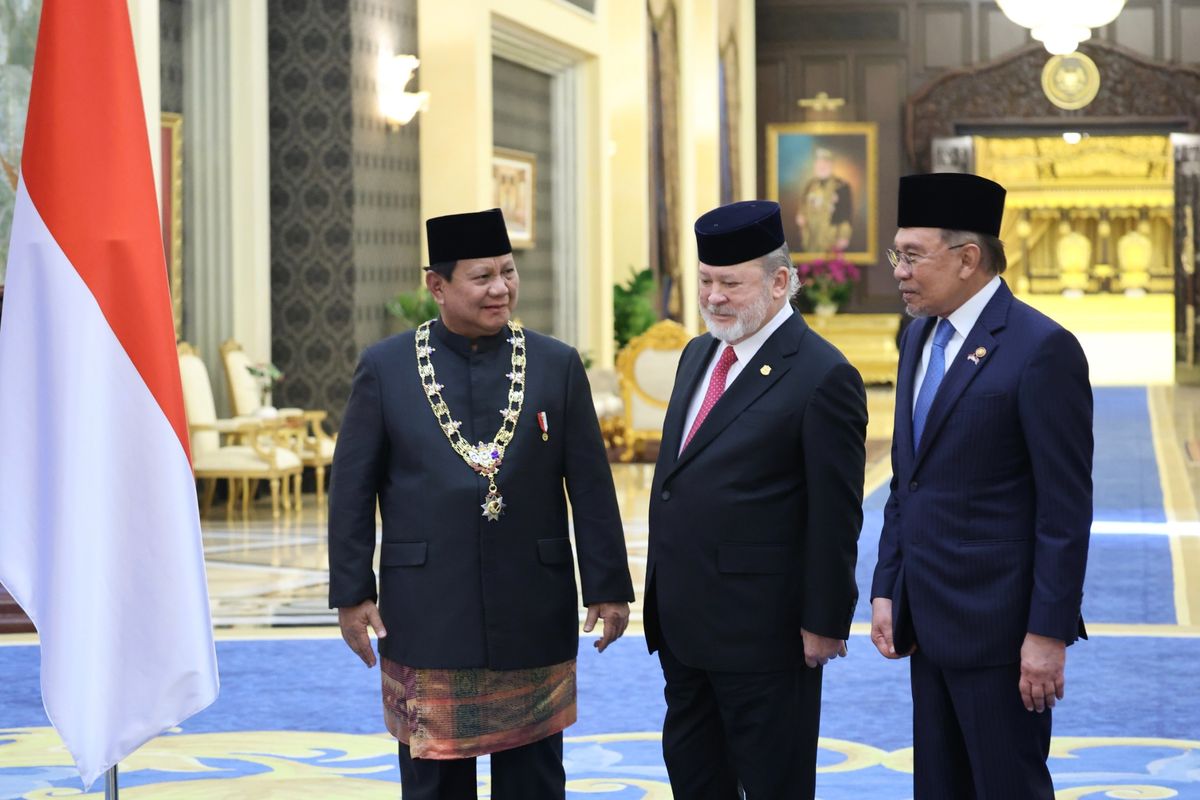 Presiden RI Prabowo Subianto memakai beskap hitam di Istana Malaysia
