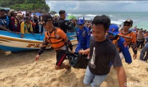 Tim SAR saat mengevakuasi korban meninggal dunia usai terseret ombak di Pantai Drini, Gunungkidul,