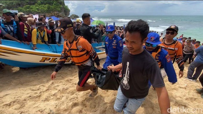 Tim SAR saat mengevakuasi korban meninggal dunia usai terseret ombak di Pantai Drini, Gunungkidul,
