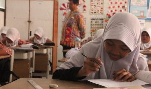 Sejumlah siswa mengikuti kegiatan belajar mengajar