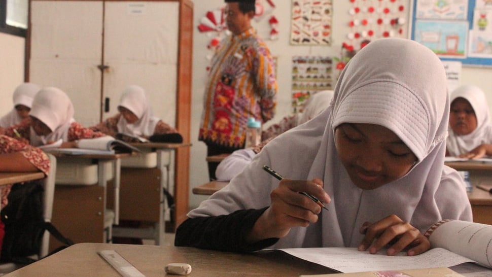Sejumlah siswa mengikuti kegiatan belajar mengajar