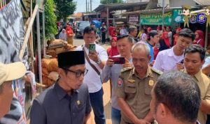 Siswa SDN Utan Jaya, Depok tak bisa bersekolah di hari pertama usai libur semester ganjil karena gerbang sekolah dipalang tulisan 'stop kegiatan sekolah