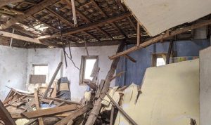 Rumah dinas kepala sekolah SD Negeri 1 Sumbersalam, Kecamatan Tenggarang ambruk