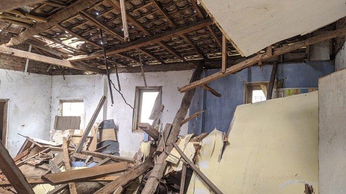 Rumah dinas kepala sekolah SD Negeri 1 Sumbersalam, Kecamatan Tenggarang ambruk
