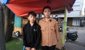 Ahmad Zuhdi Nagachi bersama ibunya, Mona Latia, di depan tempat usaha mereka di Tangerang.