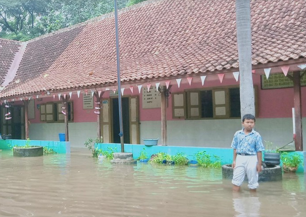 Banjir merendam SDN 2 Krakitan, Kecamatan Bayat, Kabupaten Klaten