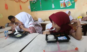 Ilustrasi uji coba program Makan Bergizi Gratis di Surabaya