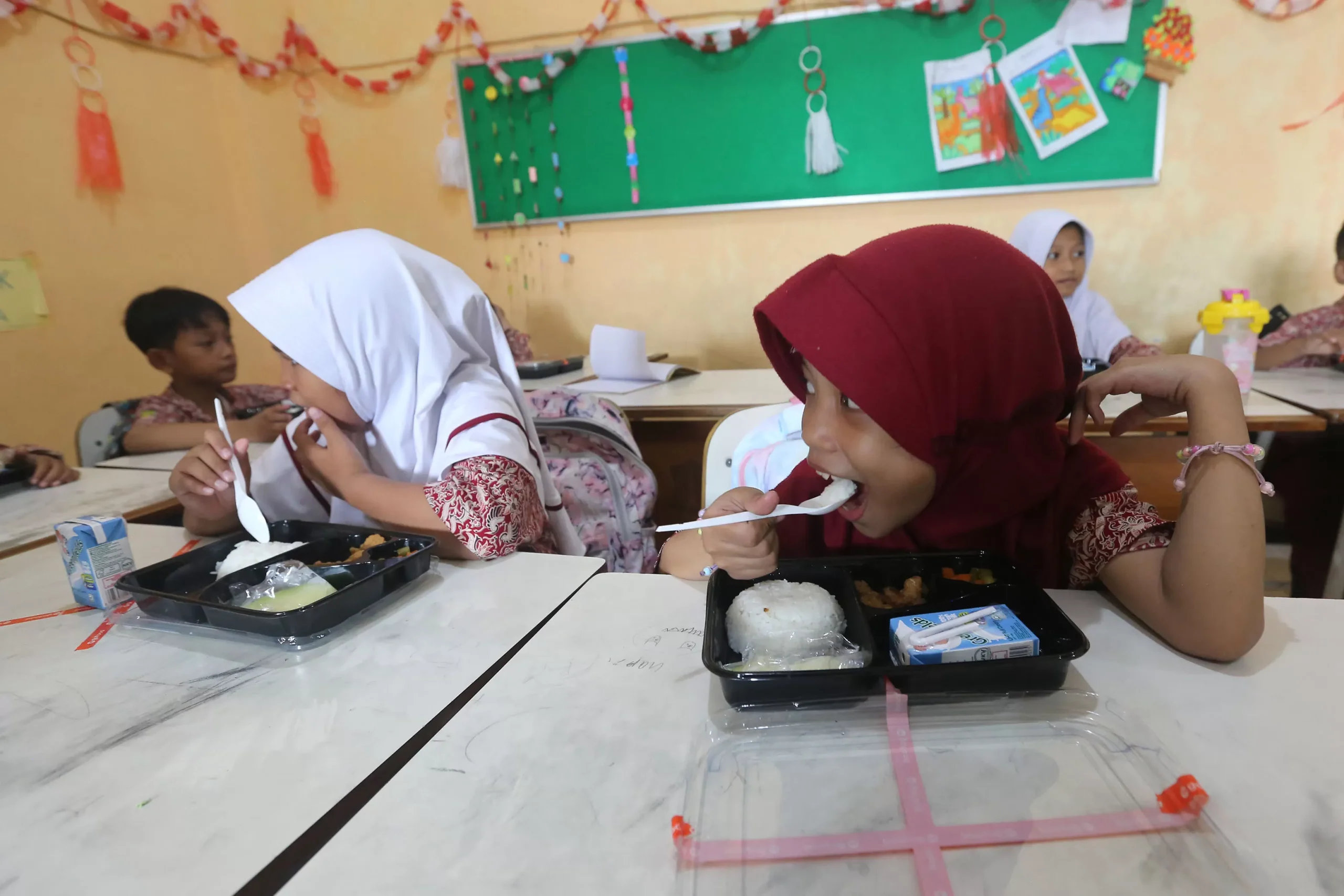 Ilustrasi uji coba program Makan Bergizi Gratis di Surabaya