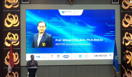 Rektor UB Prof Widodo saat memberikan sambutan dalam acara dies natalis ke 1 PT BMU di FEB UB