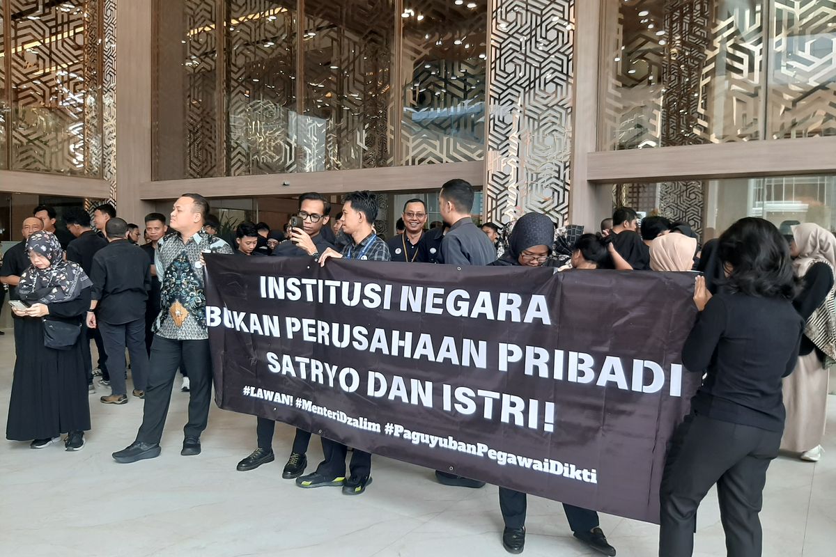 Sejumlah pegawai Kemendikti Saintek lakukan aksi unjuk rasa