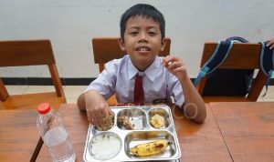 Siswa SLB B dan C Cahaya Jaya mengikuti proyek Makan Bergizi Gratis
