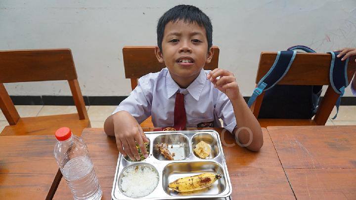 Siswa SLB B dan C Cahaya Jaya mengikuti proyek Makan Bergizi Gratis