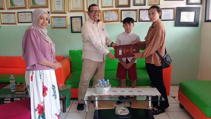 Dinas Pendidikan memberikan fasilitas kepada Ahmad Zuhdi Nagachi untuk kembali bersekolah secara gratis