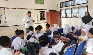 Penjabat Bupati Pidie Jaya, Ahmad Dadek, mengunjungi SDN 9 Desa Kumba