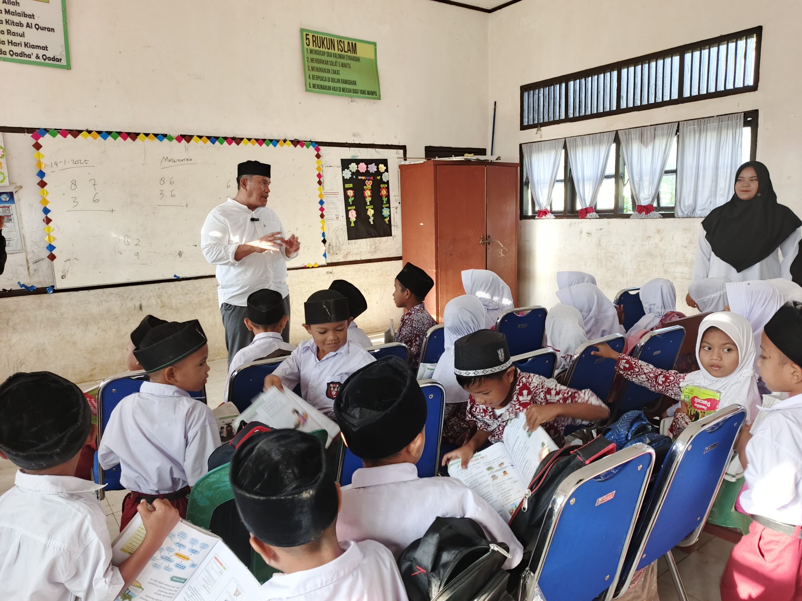Penjabat Bupati Pidie Jaya, Ahmad Dadek, mengunjungi SDN 9 Desa Kumba