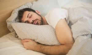 Bahaya Membangunkan Orang Tidur dengan Cara Mengagetkan
