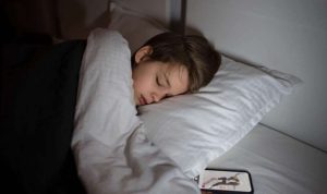 Bahaya Menyimpan HP di Bawah Bantal Saat Tidur