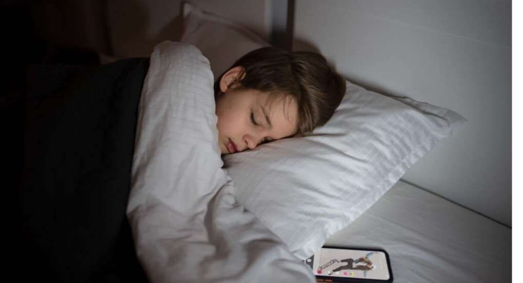 Bahaya Menyimpan HP di Bawah Bantal Saat Tidur