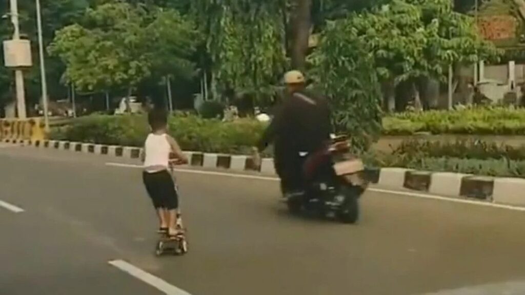 Bocah Bermain Skuter di Tengah Jalan Raya Viral di Media Sosial, Berisiko Kecelakaan