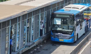 Bus Transjakarta Viral Setelah Tabrak Mobil dan Kabur