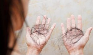 Ciri-Ciri Rambut Rontok karena Kanker yang Harus Diketahui