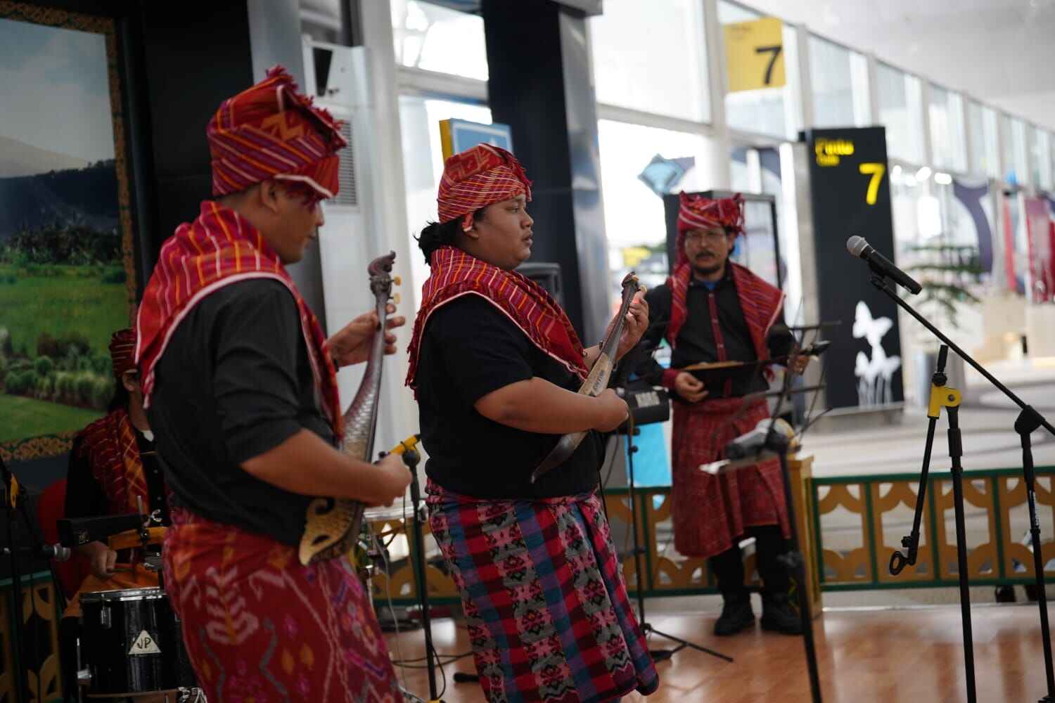 Disbudparekraf Sumut dan Bandara Kualanamu Suguhkan Musik Tradisional untuk Sambut Wisatawan