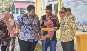 Pj Sekdako Padangsidimpuan M Ary Junaidi saat Sidak di salah satu kantar Dinas Pemko Padangsidimpuan usai libur Tahun Baru 2025, Kamis (2/1-25). Foto : BP/Ist