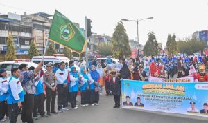 Pj Sekdako Padangsidimpuan, M Ary Junaidi saat melepas peserta Jalan Santai Kerukunan dalam rangka peringatan HAB Kemenag ke-79 di Alaman Bolak Padang Nadimpu, Kamis (2/1-25). Foto : BP/Ist