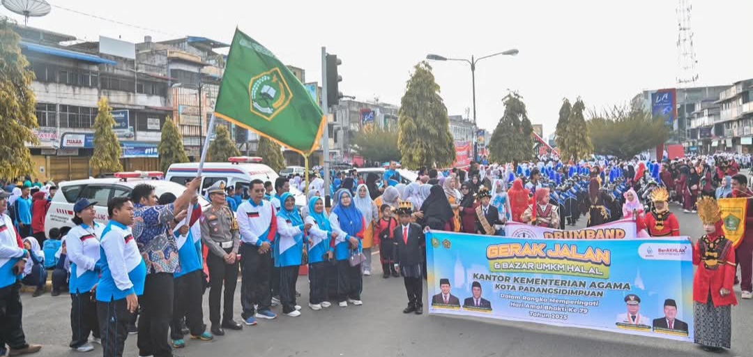 Pj Sekdako Padangsidimpuan, M Ary Junaidi saat melepas peserta Jalan Santai Kerukunan dalam rangka peringatan HAB Kemenag ke-79 di Alaman Bolak Padang Nadimpu, Kamis (2/1-25). Foto : BP/Ist