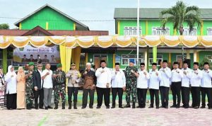Pj Sekdako Padangsidimpuan Ary Junaidi foto bersama usai bertindak sebagai Irup pada upacara HAB ke-79 di Lapangan MAN 1 Kota Padangsidimpuan, Jum'at (3/1-25). Foto : BP/Ist