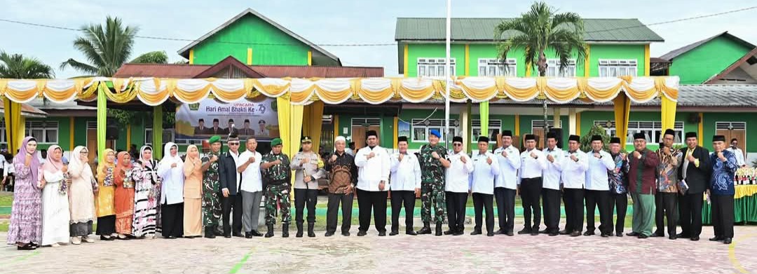 Pj Sekdako Padangsidimpuan Ary Junaidi foto bersama usai bertindak sebagai Irup pada upacara HAB ke-79 di Lapangan MAN 1 Kota Padangsidimpuan, Jum'at (3/1-25). Foto : BP/Ist