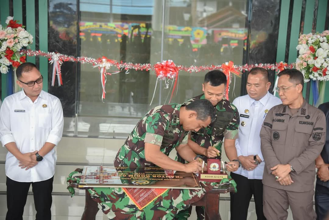 Danrem 023/KS, Kol Inf Jansen Pangihutan Nainggolan menandatangani Batu Prasasti tanda peresmian gedung baru Makodim 0212/Tapsel yang disaksikan Pj Wali Kota Padsngsidimpuan dan Kajari Padangsidimpuan, Rabu (22/1-25). Foto : BP/Ist