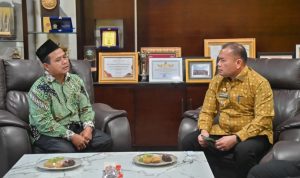 Pj Wali Kota Padangsidimpuan Timur Tumanggor saat berbincang serius dengan Ketua Yayasan HM Somad Daulay dalam silaturahmi dan audiensi di ruang kerja Pj Wali Kota, Kamis (23/1-25). Foto : BP/Ist