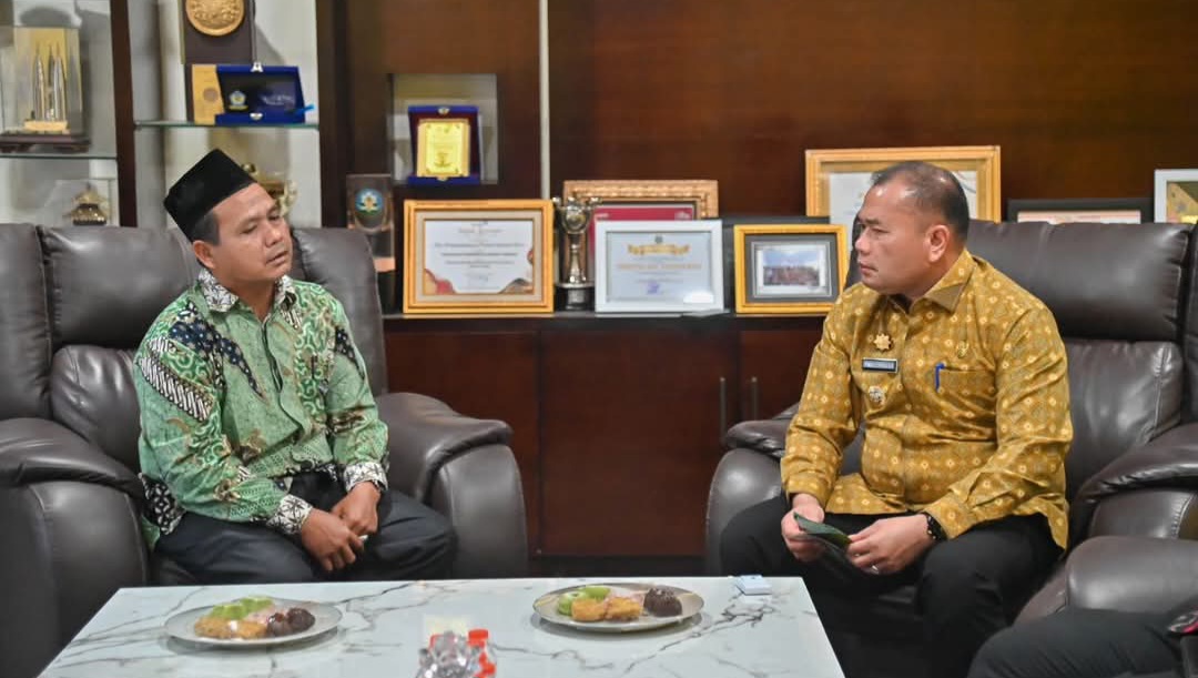 Pj Wali Kota Padangsidimpuan Timur Tumanggor saat berbincang serius dengan Ketua Yayasan HM Somad Daulay dalam silaturahmi dan audiensi di ruang kerja Pj Wali Kota, Kamis (23/1-25). Foto : BP/Ist