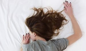 Hypnic Jerk, Penyebab Tubuh Terkejut Saat Tidur dan Cara Mencegahnya