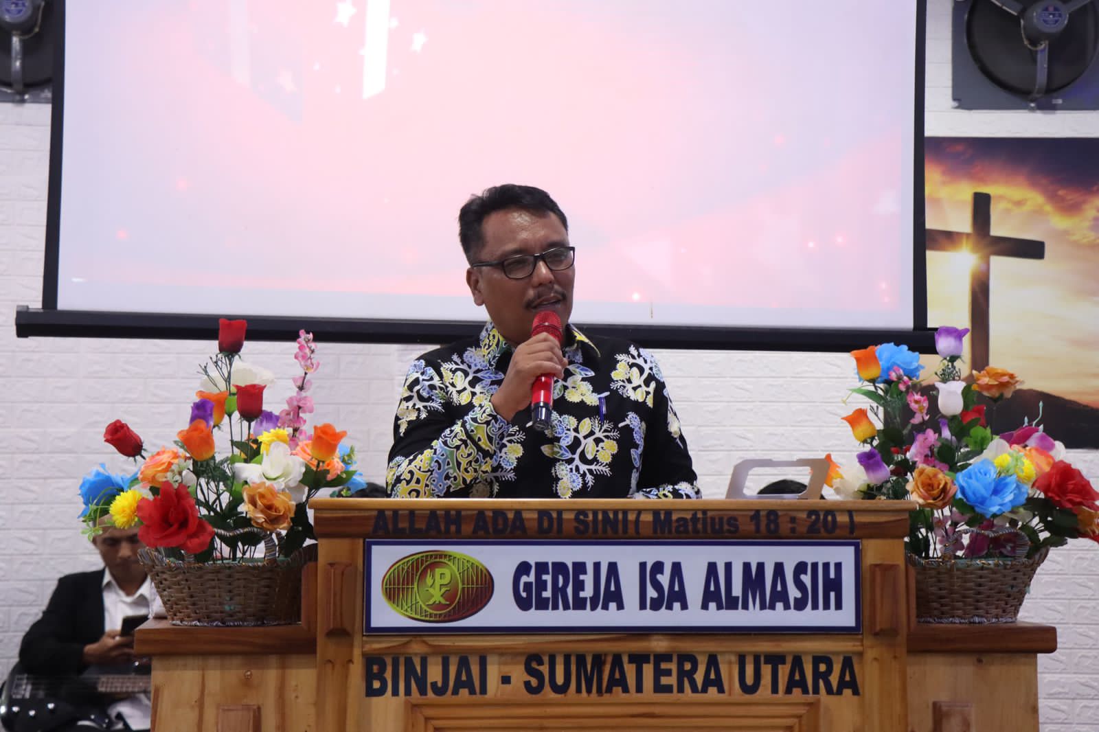 Kadis Sosial Pemko Binjai Eka Firman Sinuraya, S.T menghadiri perayaan Natal Gereja Isa Al Masih di Binjai.