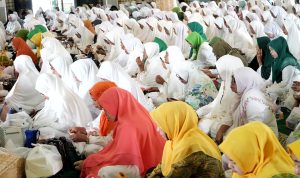 Warga Medan saat menghadiri tausyiah, doa dan zikir Akbar sambut Tahun. 2025 di Masjid Raya Al-Mashun Medan, Selasa (31/12/2024). BP/erwan