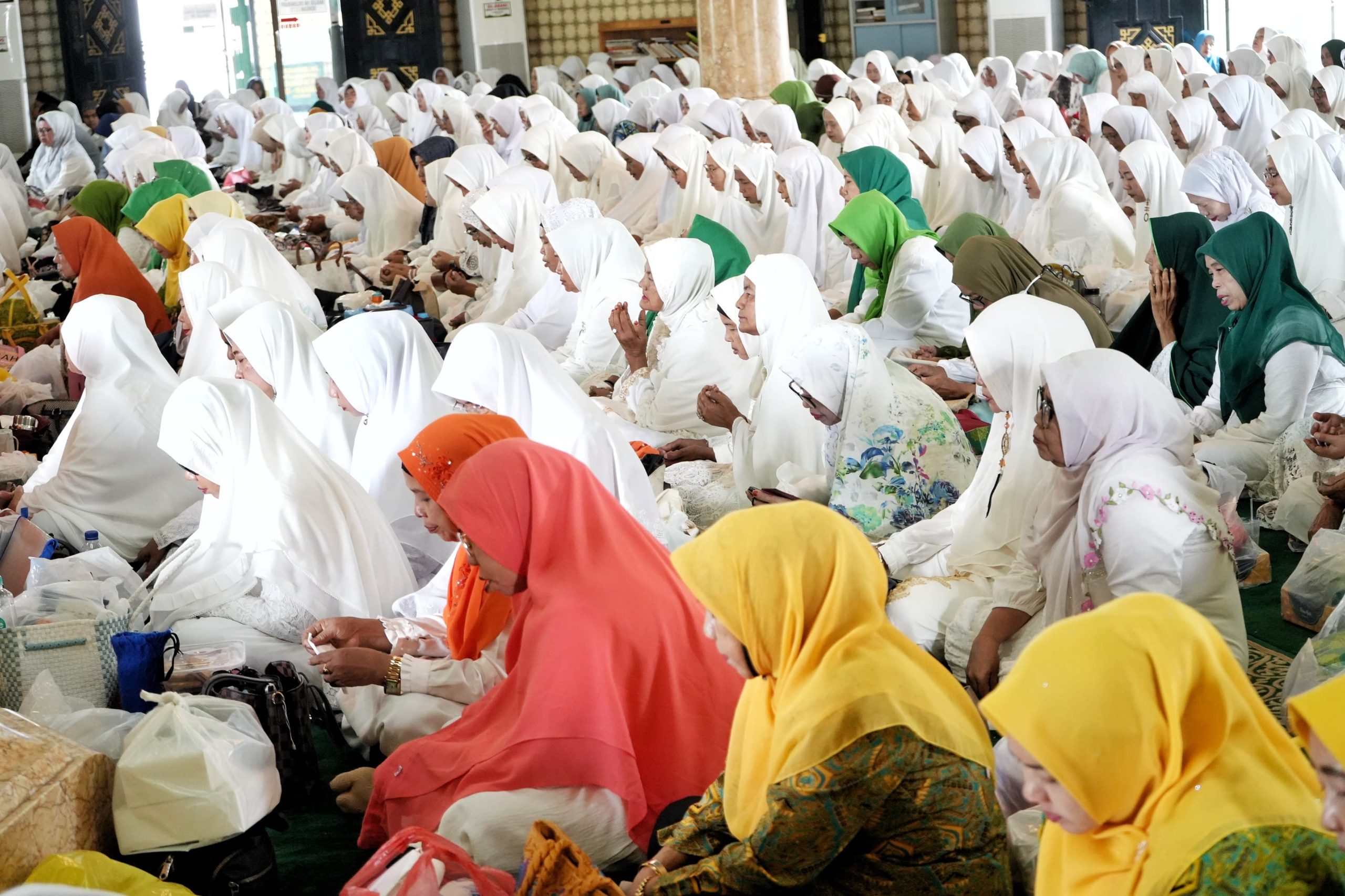 Warga Medan saat menghadiri tausyiah, doa dan zikir Akbar sambut Tahun. 2025 di Masjid Raya Al-Mashun Medan, Selasa (31/12/2024). BP/erwan
