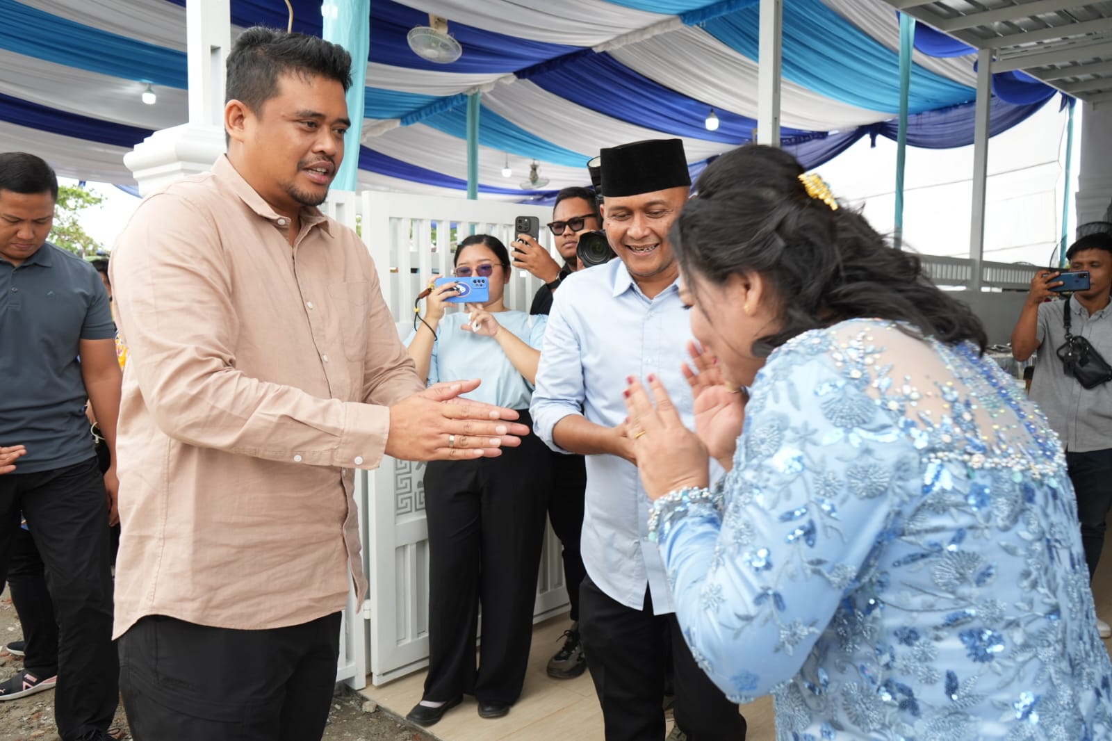 Wali Kota Medan Bobby Nasution saat open house di kediaman Camat Medan Tuntungan, Jalan Bunga Turi II Medan. BP/erwan