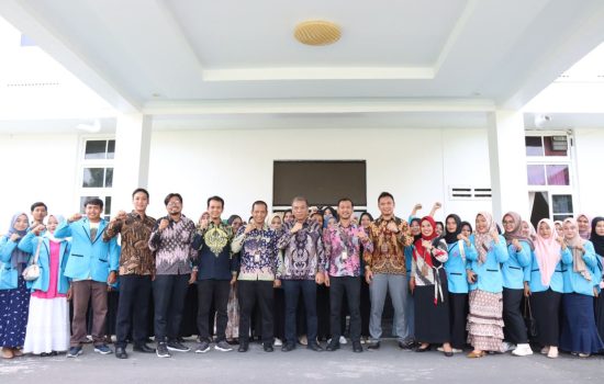 Keterangan fotho:Sekda Kota Binjai lepas 35 Mahasiswa KKN STKIP AL-Maksum.
