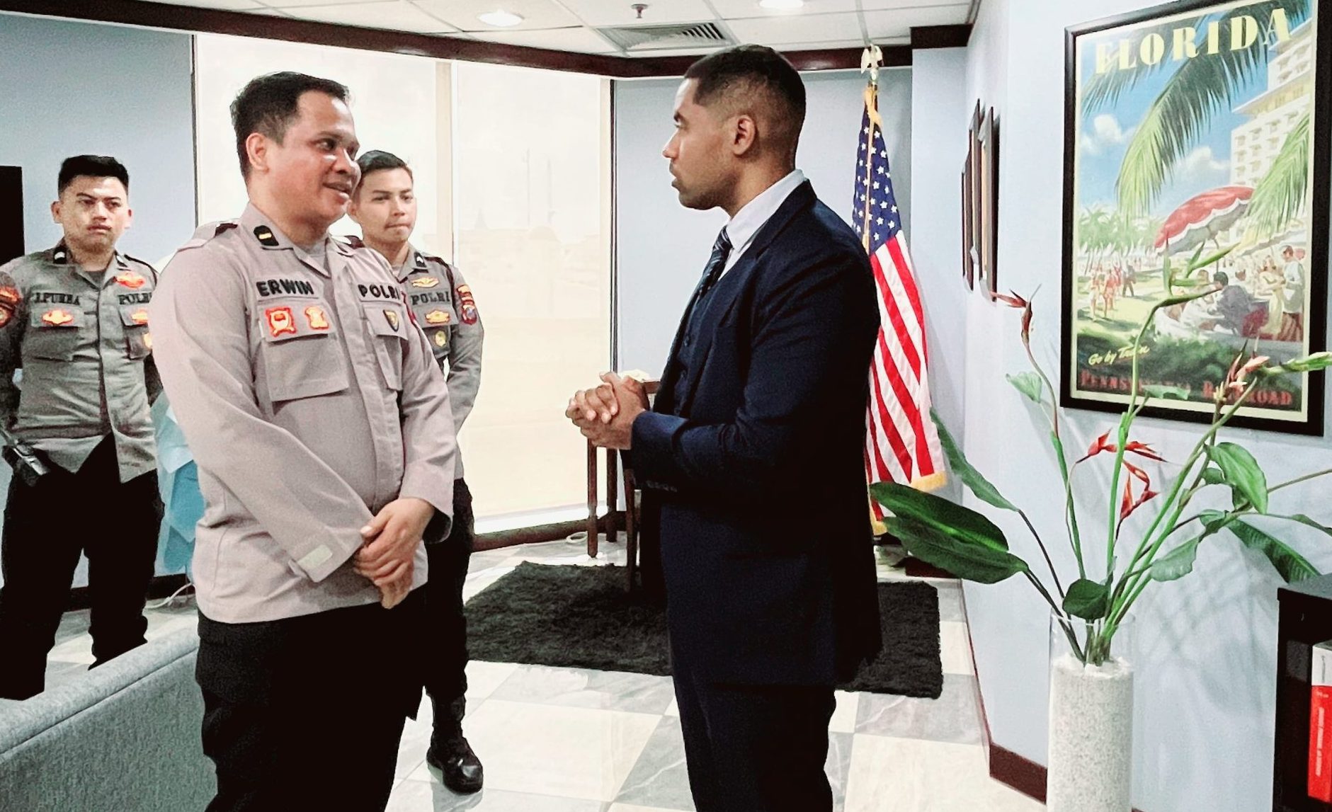 anggota Polri mengunjungi Kantor Konsulat Amerika Serikat di Medan.(Istimewa)