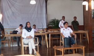 Rudy Chairuriza Tanjung SH (kanan), bersama dokter Dewi Mkes.(Istimewa).