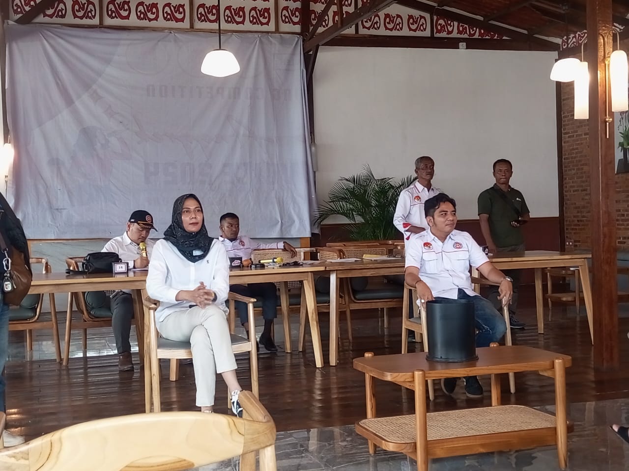 Rudy Chairuriza Tanjung SH (kanan), bersama dokter Dewi Mkes.(Istimewa).